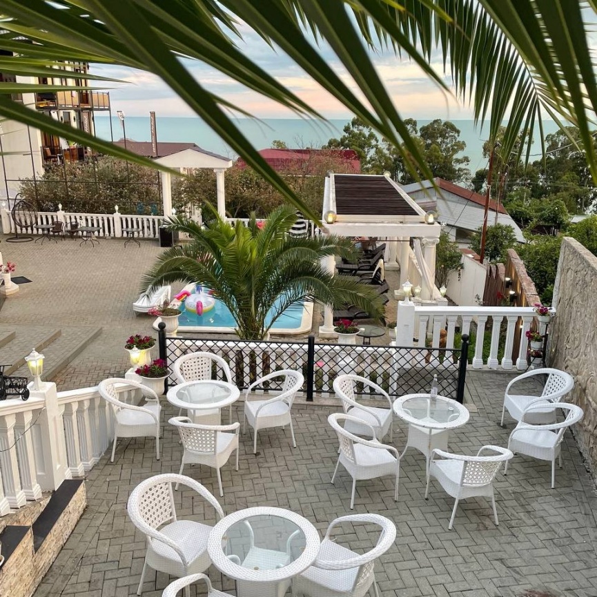 Туристы наслаждаются захватывающими видами снежных вершин, создающими атмосферу умиротворения и гармонии